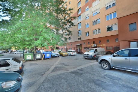 Megújul az épületek mögötti burkolat a Budai út 64-68. között